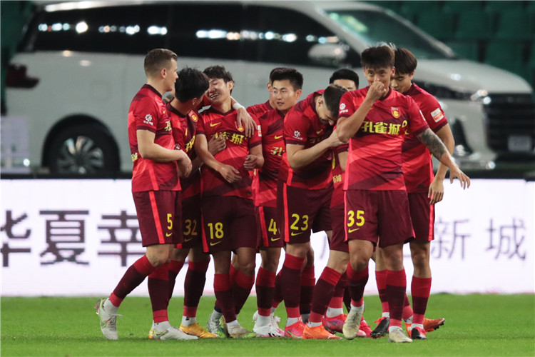 有一件事，19到20赛季拜仁拿三冠王的时候都没做到——本赛季，目前来看孔帕尼有机会